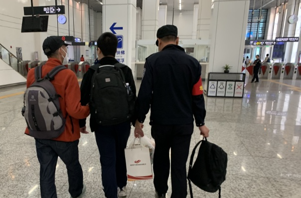 13岁男孩离家出走800公里到长沙，民警这波操作亮了