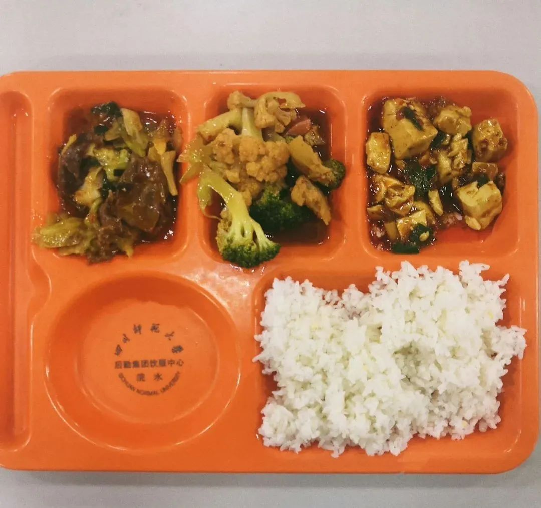 8元一荤两素的套餐3.3元还有四川师范大学除此之外每日