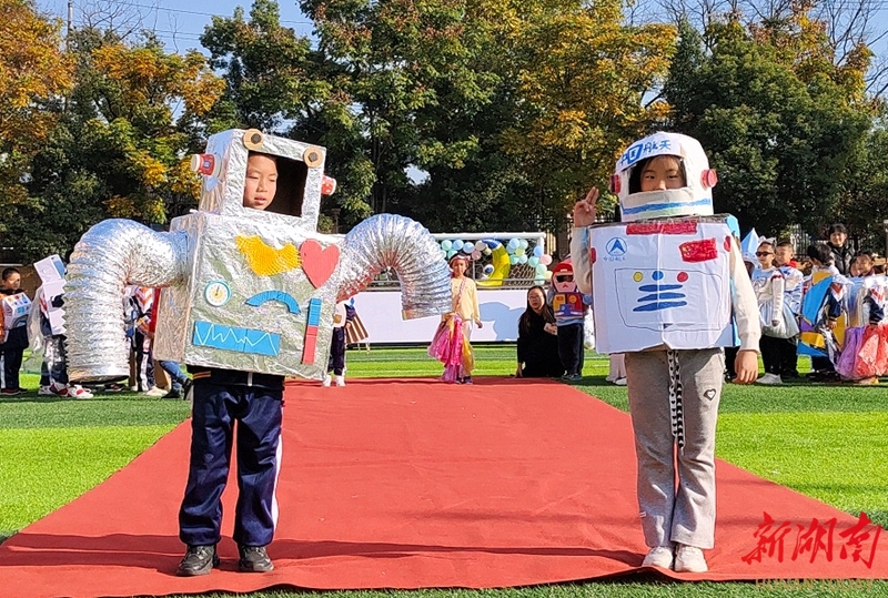 长沙市天心区仰天湖中建小学校园,学生在科技节上进行太空创意服装秀