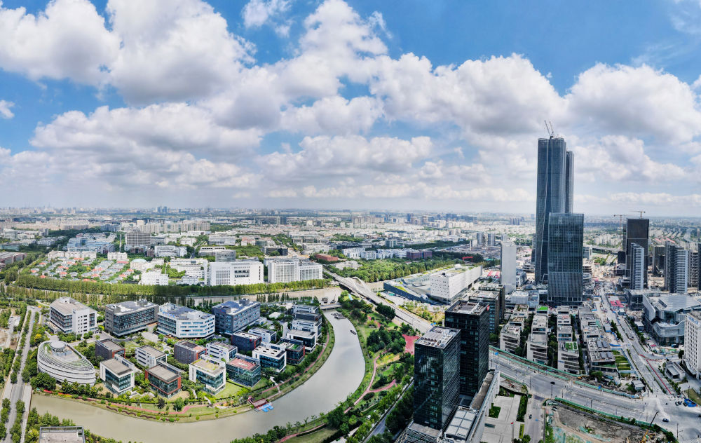 位于上海浦东新区的张江人工智能岛(左)(2023年9月10日摄，无人机照片)。