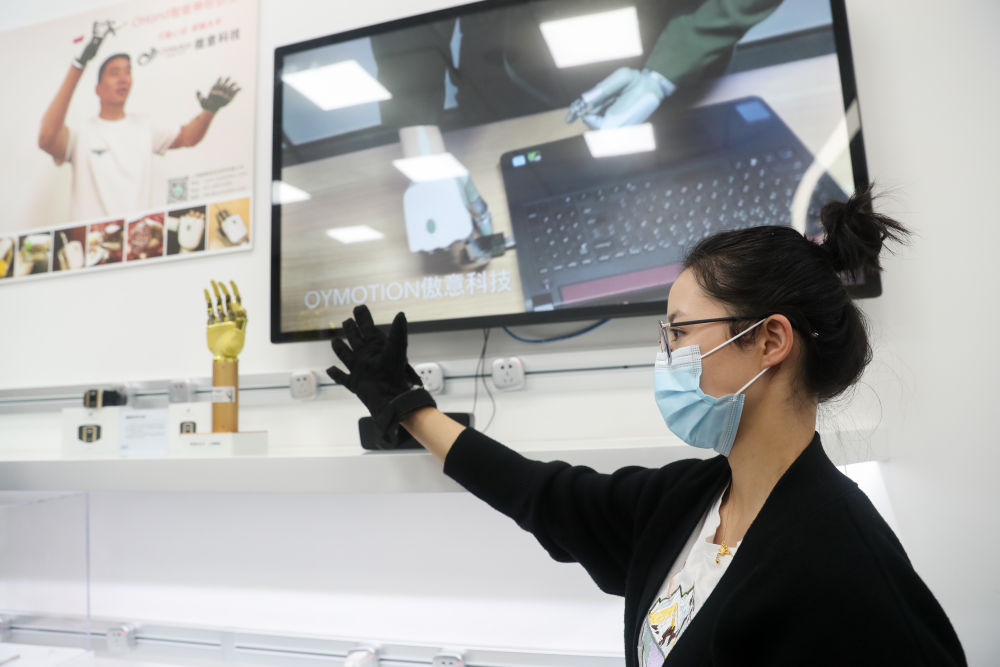 在上海张江人工智能岛内，工作人员在展示“智能神经仿生手”(2020年11月3日摄)。
