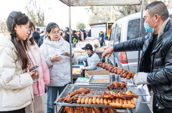 “市集游”成年轻人“新宠”：重在体验，意在“松弛”