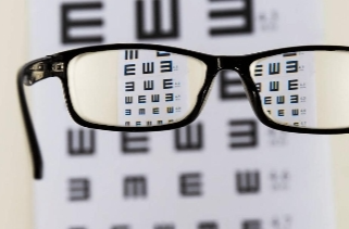 周末·涨知识丨“晒眼皮”就能治近视？眼科医生提醒没那么简单