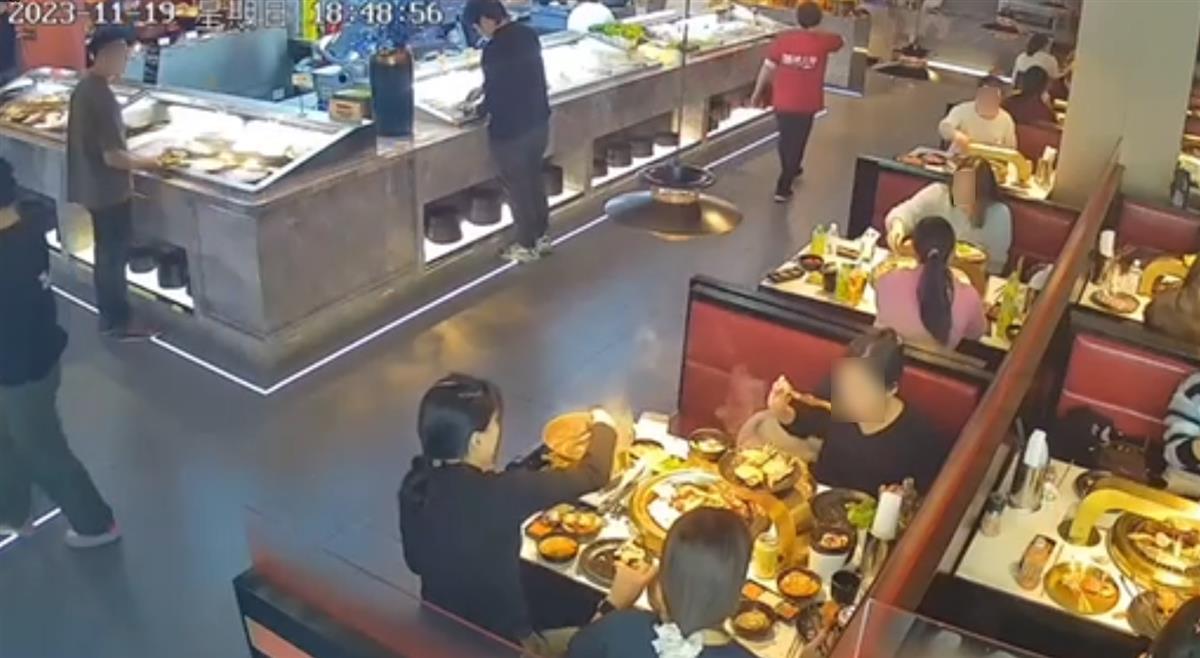 男子捡到大学生手机后索要千元，警方建议失主起诉