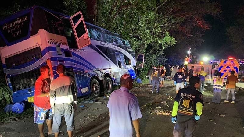 泰国一旅游大巴发生车祸，致14人死亡35人受伤