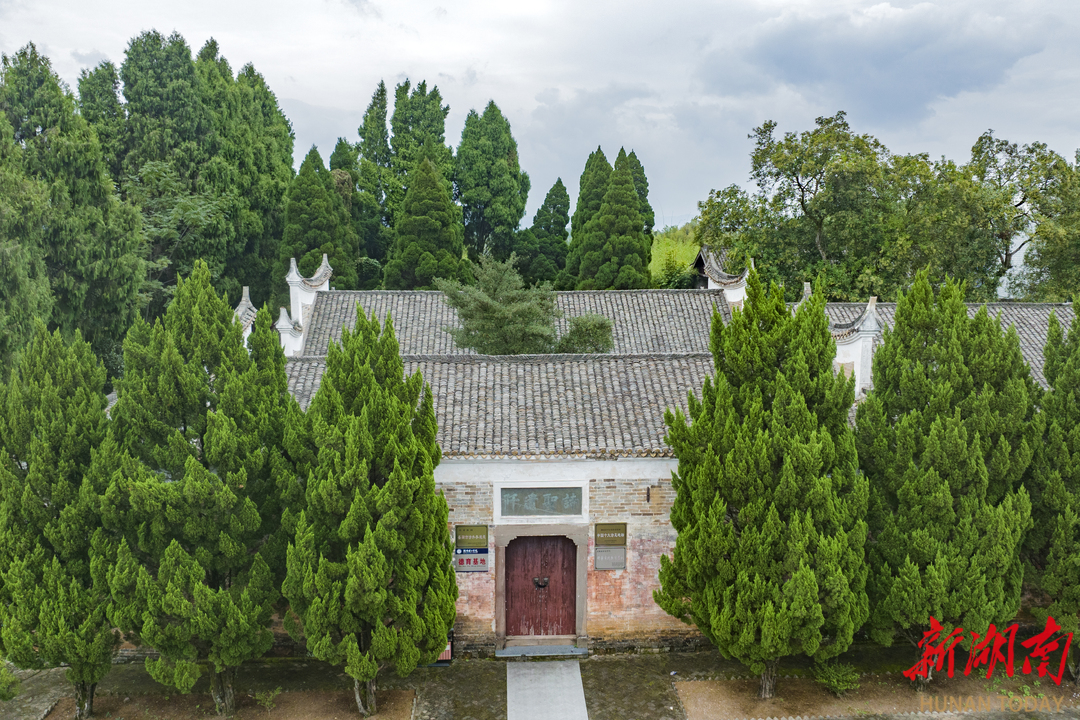 楹联里的湖南㊲丨杜甫墓祠前，景仰那些伟大的灵魂