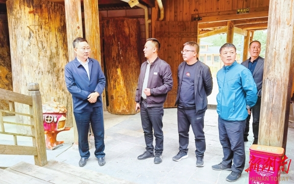 我随书记去调研 | 旅游景区如何从“网红”变“长红” ——隆回县委书记刘军调研虎形山花瑶景区高质量发展_邵阳头条网