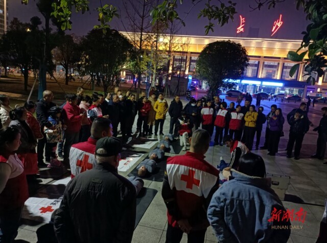 应急救护师资当起“摊主”，在长沙摆起“公益急救地摊”