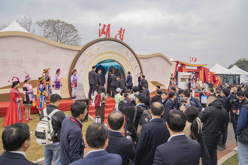 2023中国红色旅游博览会在江西于都举办秦国文出席并巡展