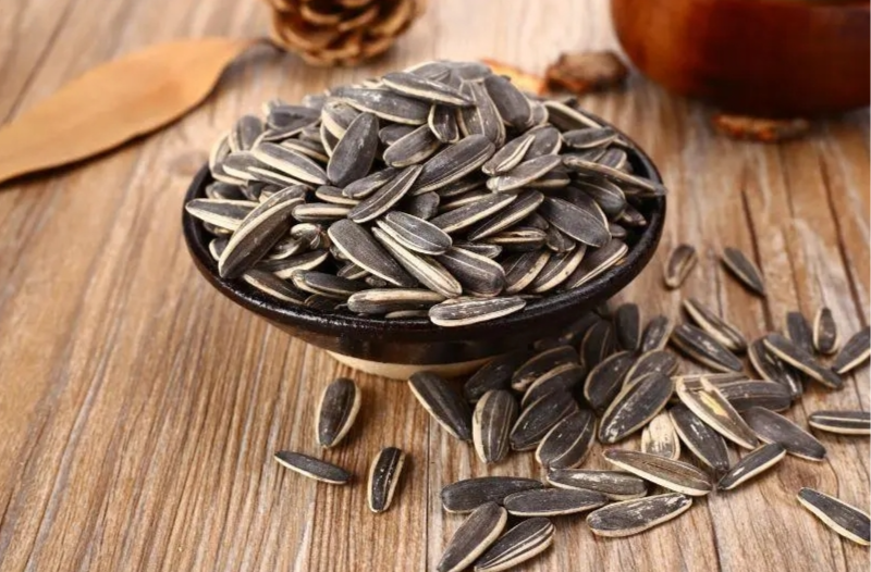 周末·饮食丨吃一把瓜子等于喝一勺油？究竟是真是假？