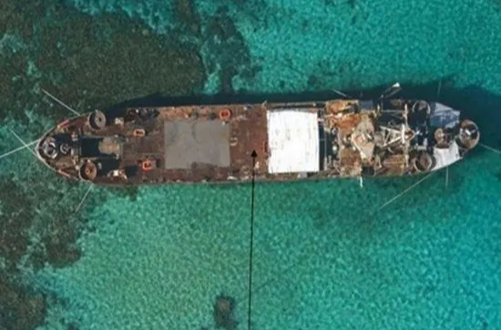 菲律宾船只企图向仁爱礁非法“坐滩”军舰运送建筑物资 中国海警实施管制