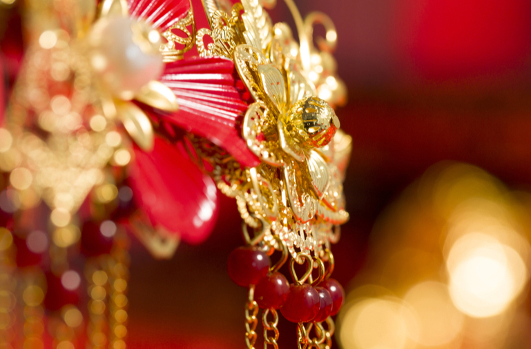 中式婚礼走红，“凤冠霞帔”成为新时尚