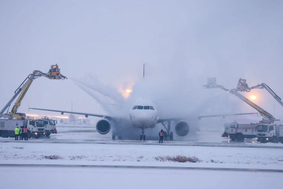 北京两机场飞机开启今冬首次除冰，这些“冷知识”值得关注
