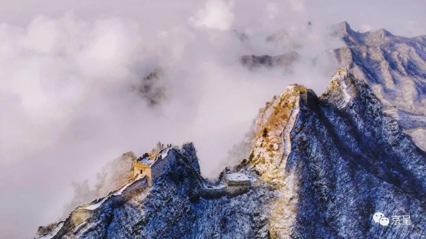 震撼！北京初雪后，长城化身银色巨龙