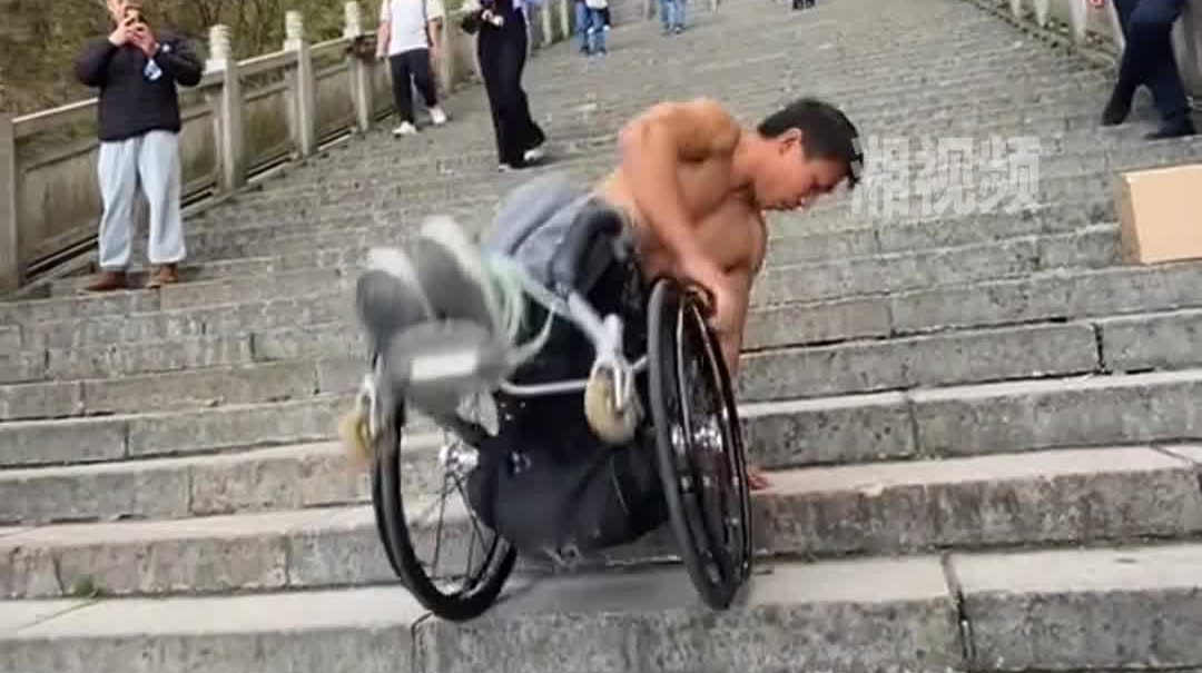 男子坐轮椅靠单手登天门山 这次挑战是他的梦想