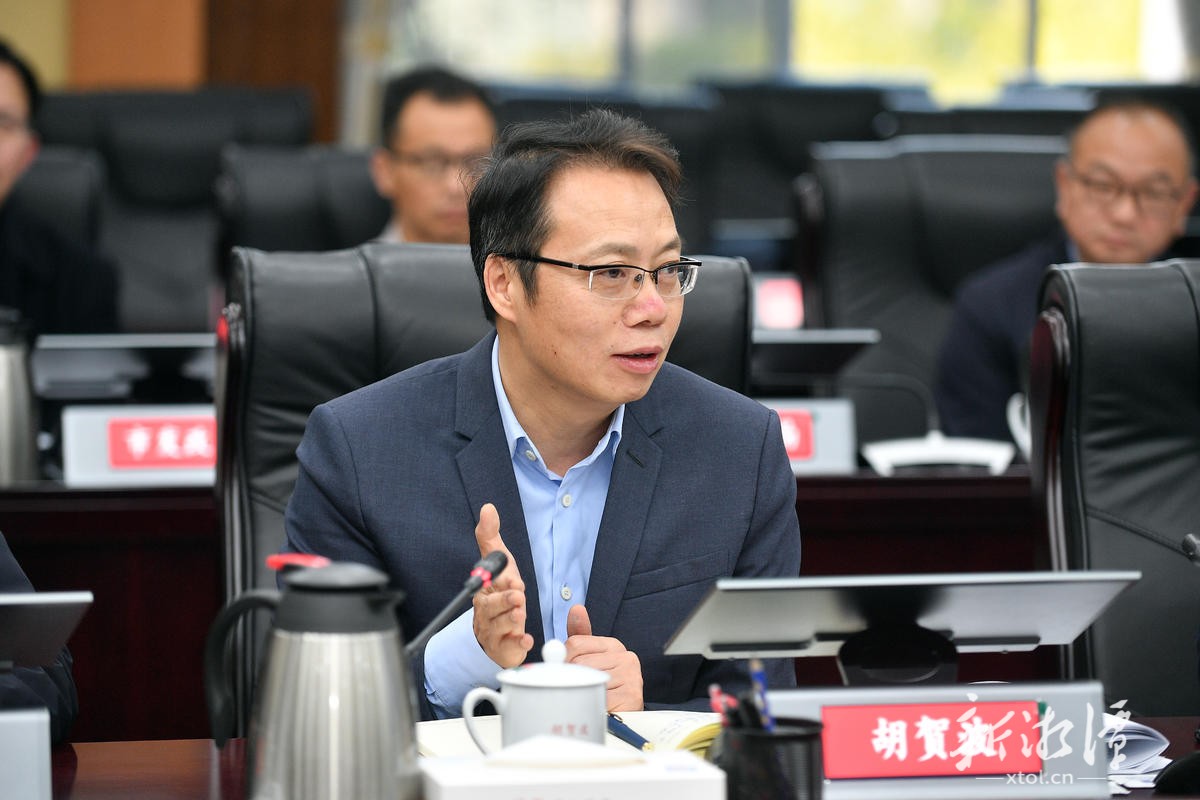 胡贺波就《政府工作报告》征求专家学者,金融机构负责人和企业家意见