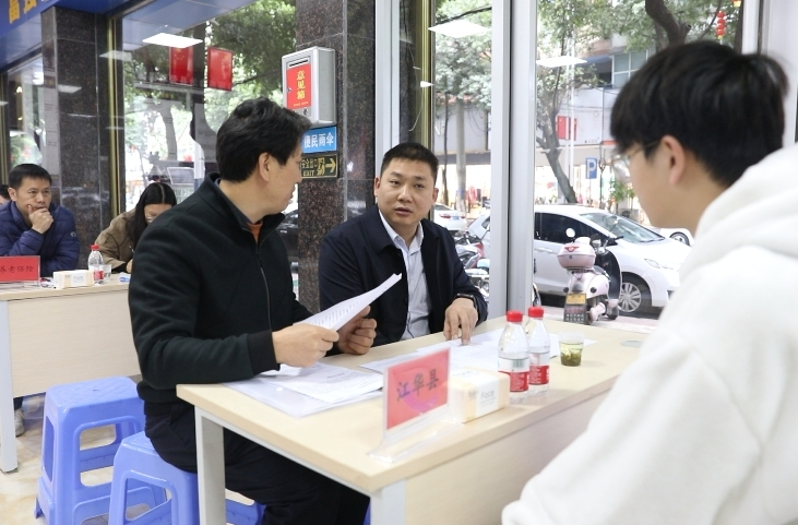 江华人社局开展第二次欠薪问题专项集中接访