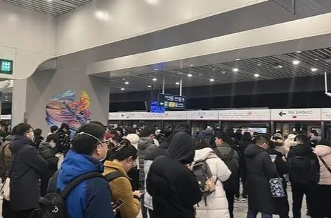 北京地铁昌平线两车追尾，事故原因初判！515人送医检查