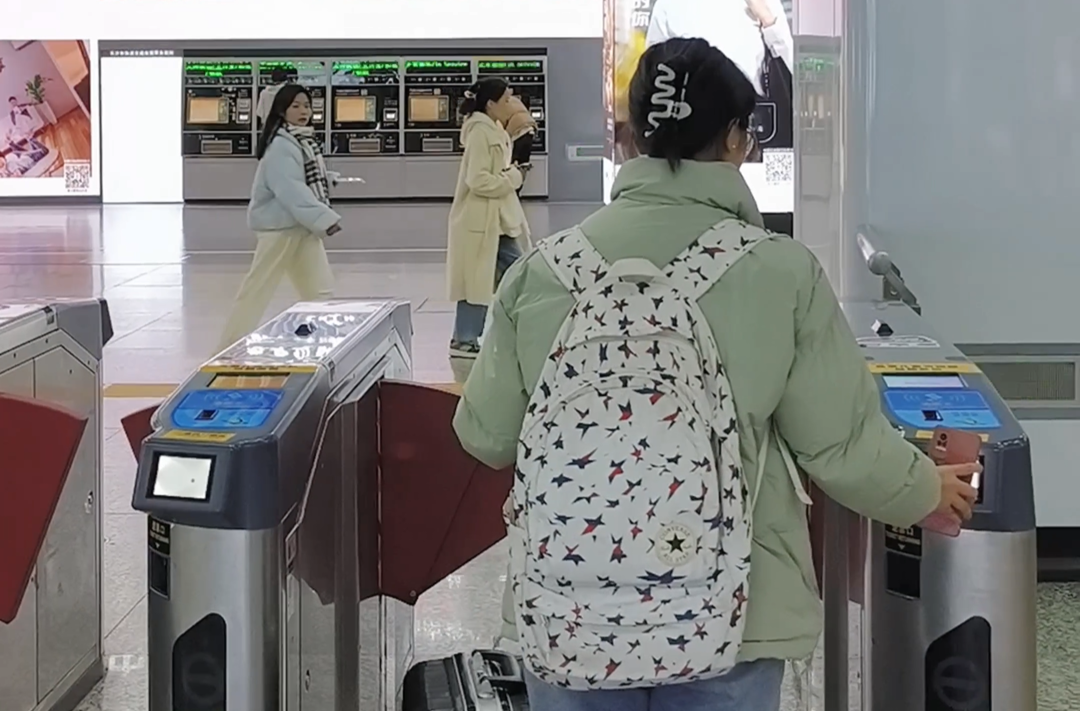 青春合伙人丨体验赶飞机新方式：长沙地铁值机真便捷