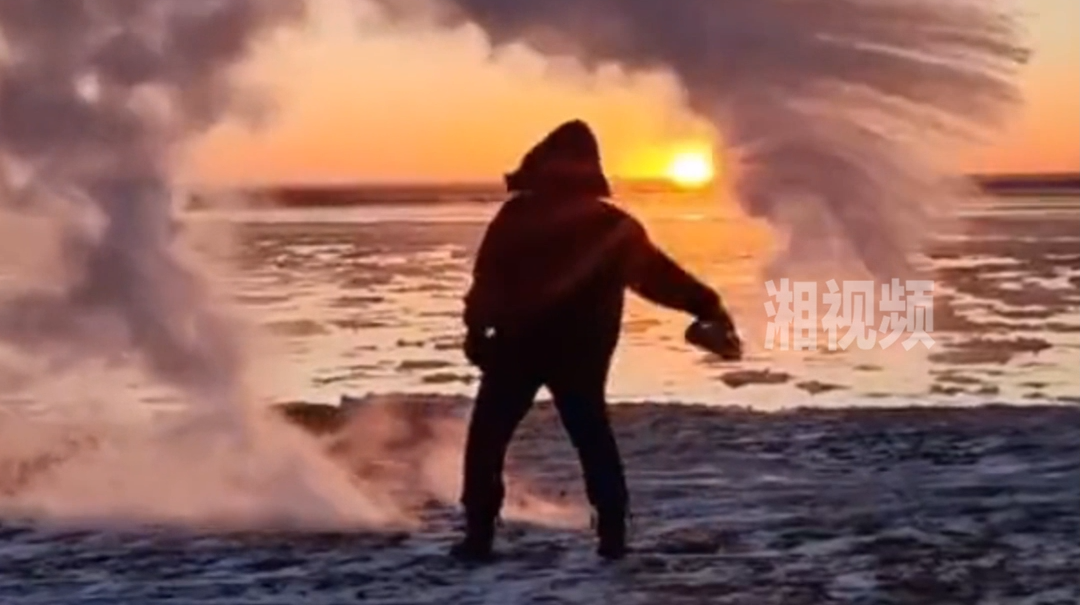 87岁母亲不知“泼水成冰”原理 66岁儿子到黄河边为其演示