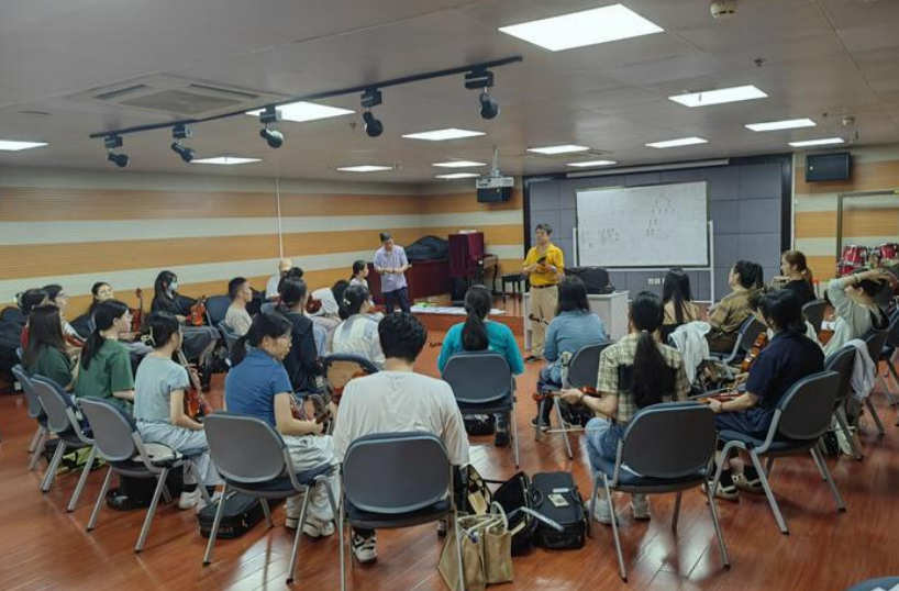 乡村民谣、硬笔书法、非遗手工……这届年轻人为啥抢着上夜校？