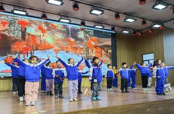 衡阳市蒸湘区呆鹰岭镇中平小学举办古诗新唱手势舞比赛