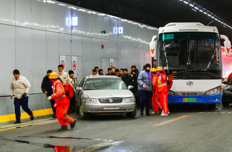 北京最长城市隧道演练灾害事故救援，多种机器人上阵