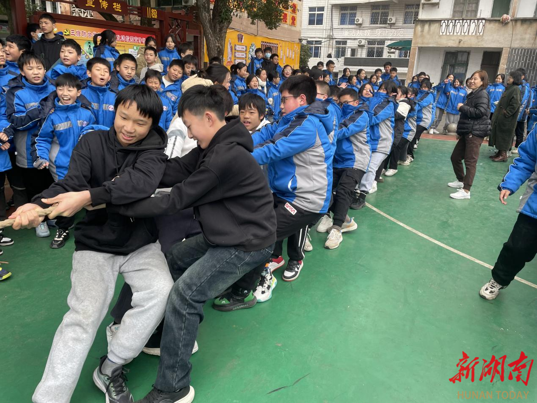 力拔山河绳采飞扬衡南县三塘联合学校星火中学七年级学生拔河比赛