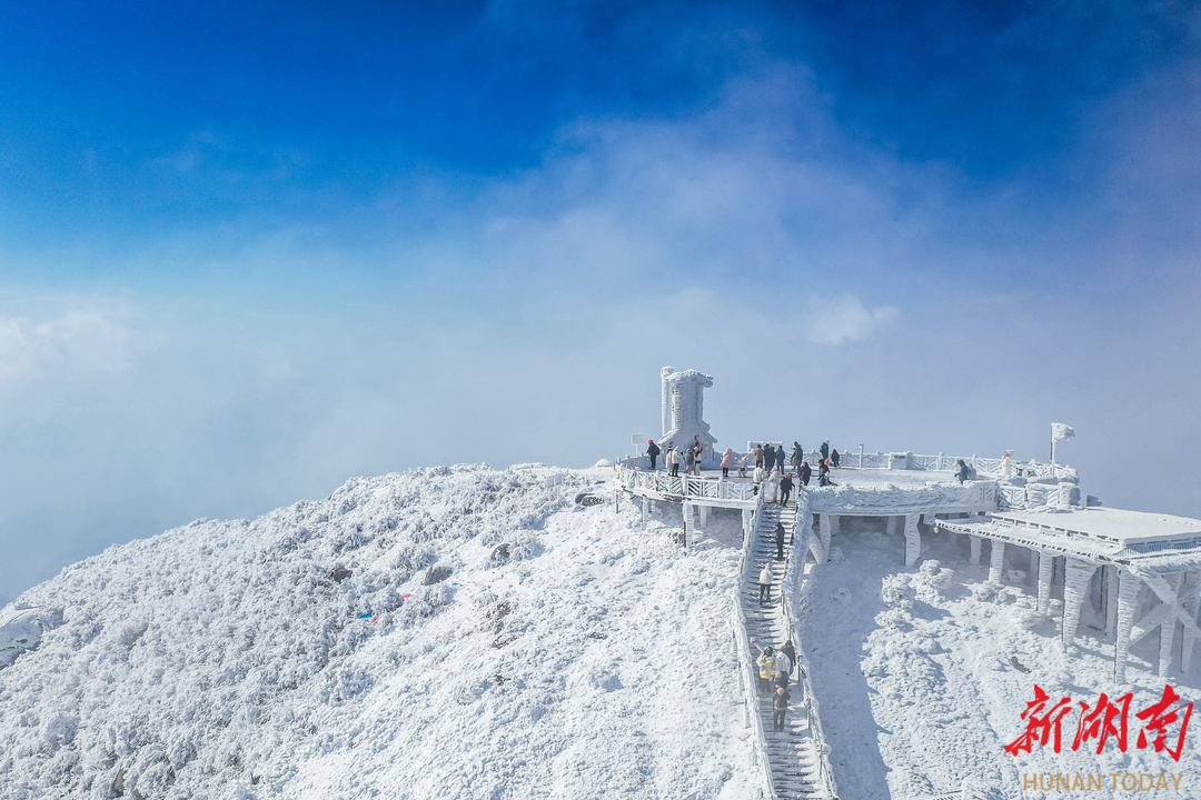 雪后初霁,位于湘粤交界的蓝山县云冰山景区,连绵群山银装素裹,在冬日