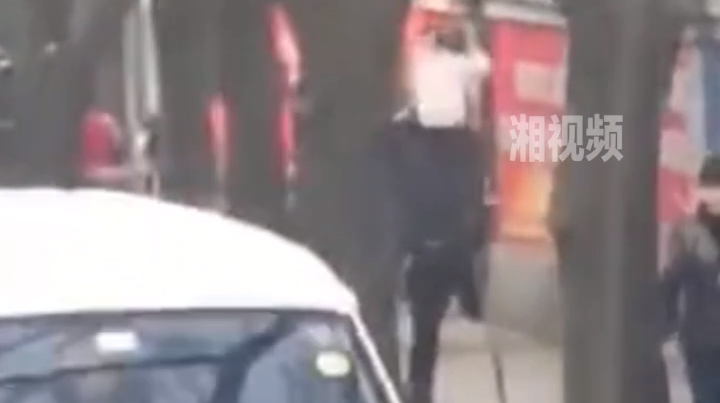 残疾的父亲拄着拐杖却高高地把女儿托举在肩膀