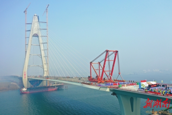 湘江上跨度最大的独塔斜拉桥顺利合龙
