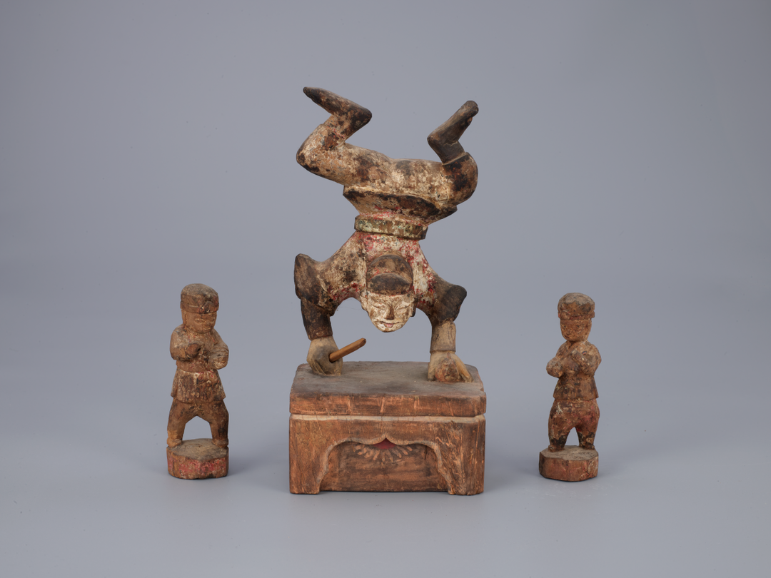 还有一位形象很特别的双手撑地,两脚朝天的倒立的神像——张五郎