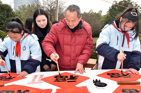Students Write Spring Couplets to Extend New Year Wishes