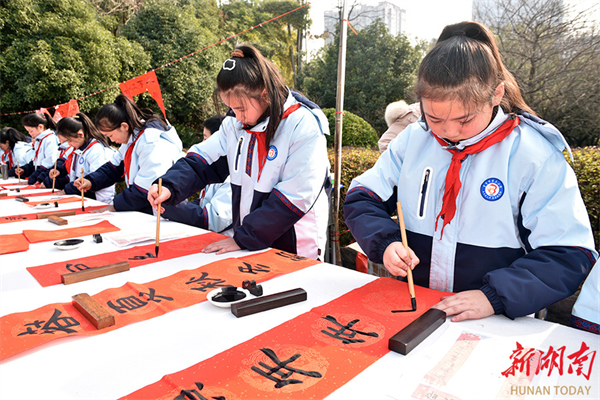 Students Write Spring Couplets to Extend New Year Wishes - top news - 新湖南