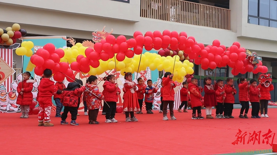怀化市鹤城区第二幼儿园：幼儿舞龙迎新年