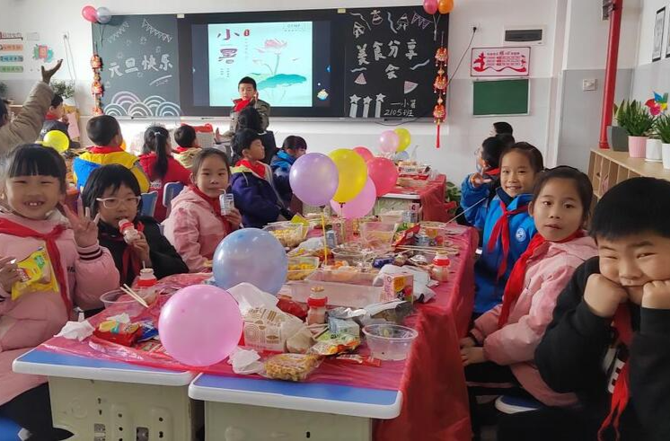 宁乡市白马桥街道正农小学举行学生美食节和教师元旦晚会