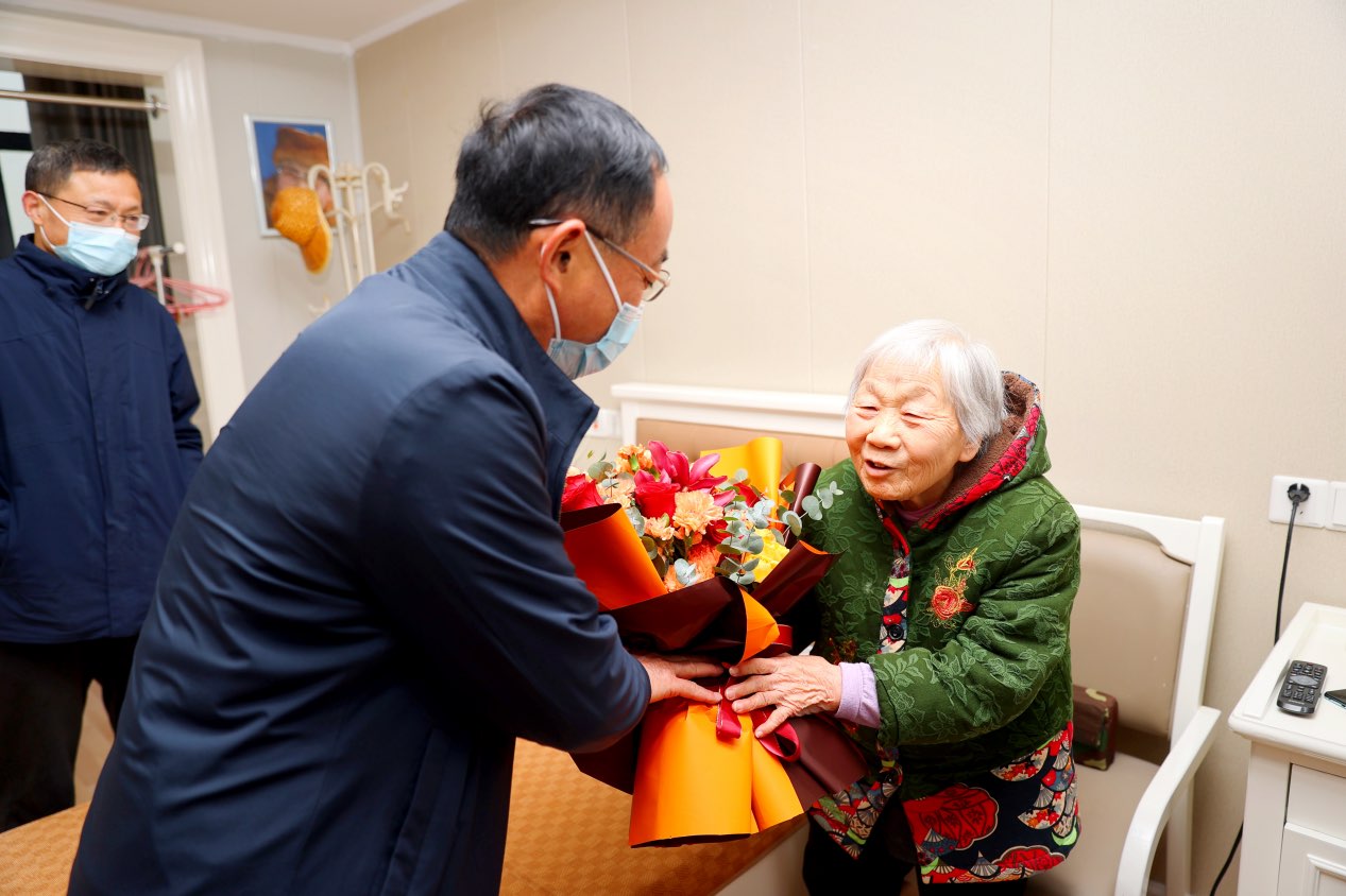 湖南交通职院党委书记鲁雁飞看望慰问学院离休干部朱璎 要闻动态