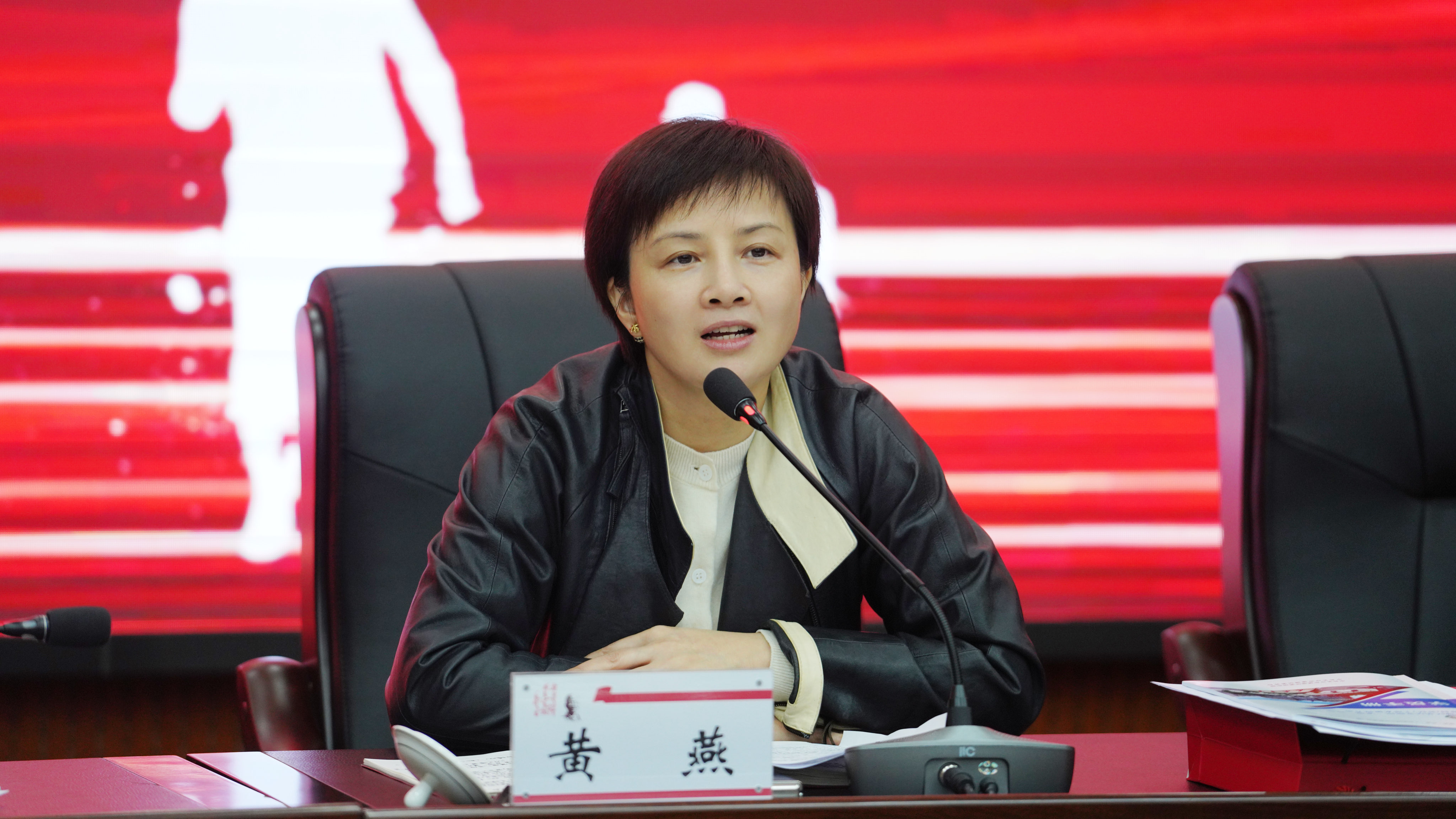 黄燕作开班讲话并讲授第一堂党课.