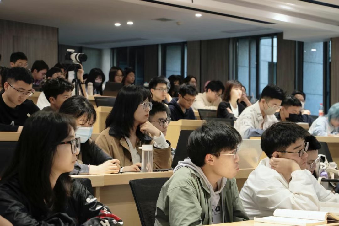 傅胜龙在中南大学商学院经管大讲堂开展“工匠精神创造美好生活”讲座