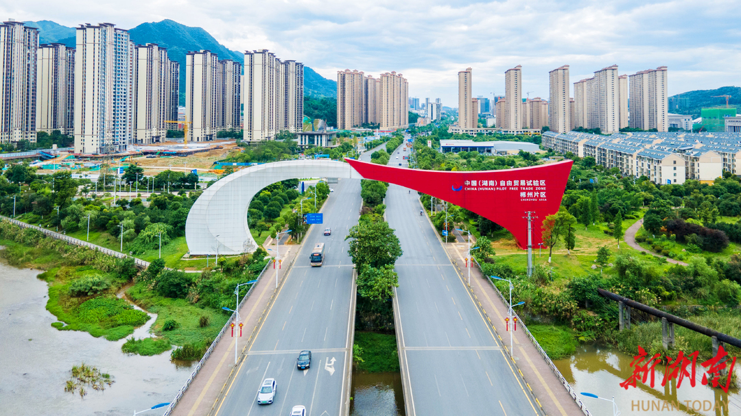 近年来，自贸试验区郴州片区、郴州高新区、郴州综保区“三区”联动、三轮驱动，深入实施自贸试验区提升战略，为对接粤港澳大湾区闯出了一条激情澎湃的先行之路。  制度创新成为新引擎