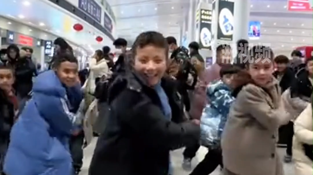 被新疆小朋友的机场齐舞帅到了！网友：舞蹈是新疆人的出场设置