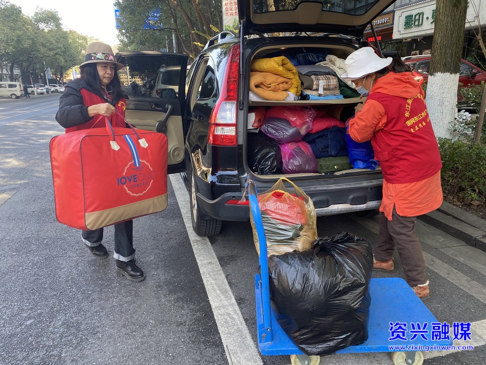 東江湖志愿者向甘肅臨夏地震災(zāi)區(qū)捐獻(xiàn)愛心衣物