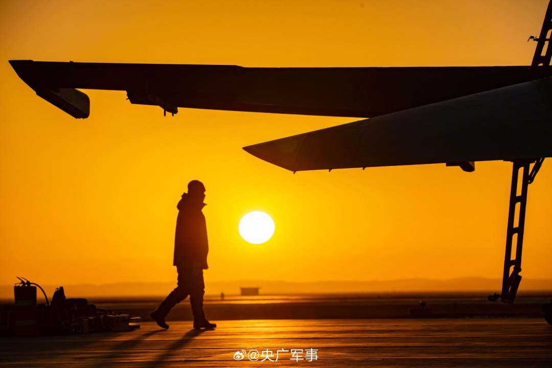 壁纸上新空军战机光影大片炫酷来袭
