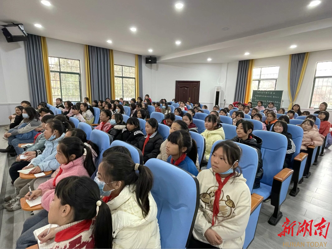 郴州市嘉禾县龙潭镇中心学校开展青春期心理健康教育专题讲座