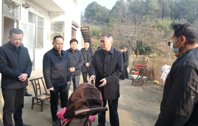 "在慈利县甘堰村14组,烤烟基地,甘堰中心农贸市场,扶贫工厂等地,杨广
