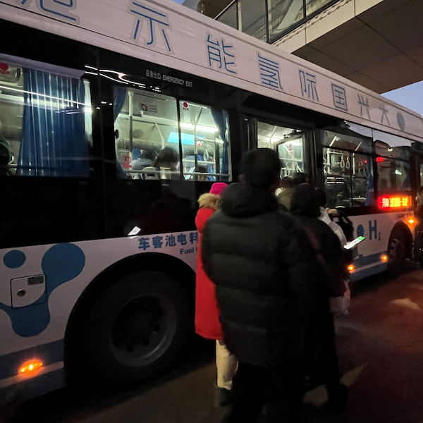 实探北京氢能公交：“油箱”装在车顶，排出来的全是水，比电车噪音还小