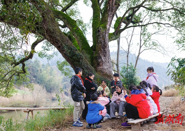Students Take After-school Activities in Natural Environment