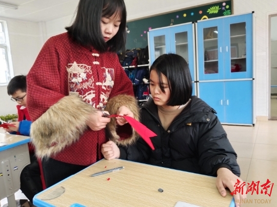 绥宁:苗家剪纸进校园,开出最美“非遗传承之花”_邵阳头条网