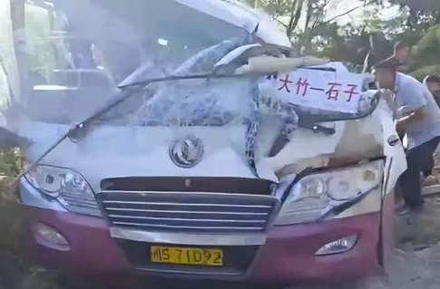 四川“9·7”道路交通事故致5死16伤 12名公职人员被追责