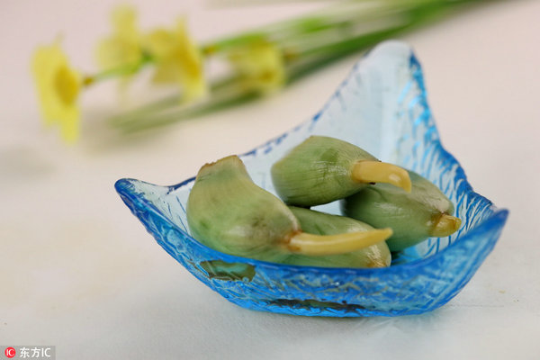 过了腊八就是年 Laba porridge sweetens prelude of Chinese Lunar New Year